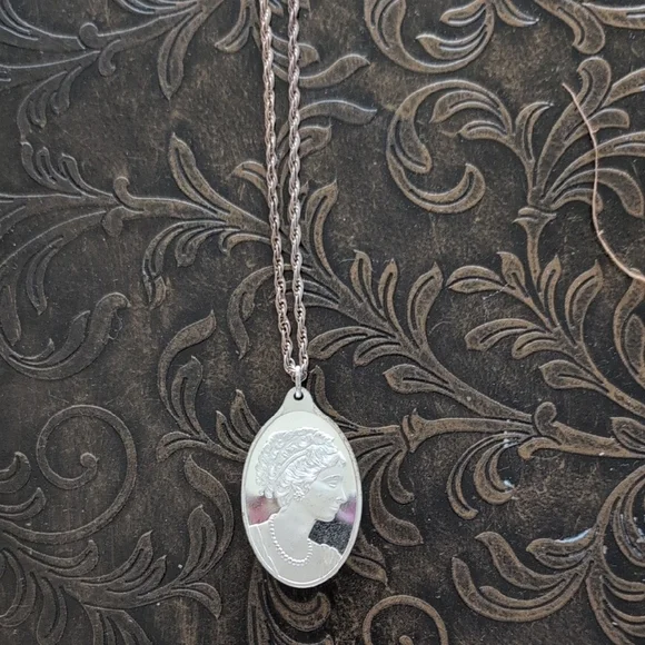 Silver Cameo Pendant Necklace Artistic Design - Picture 1 of 5